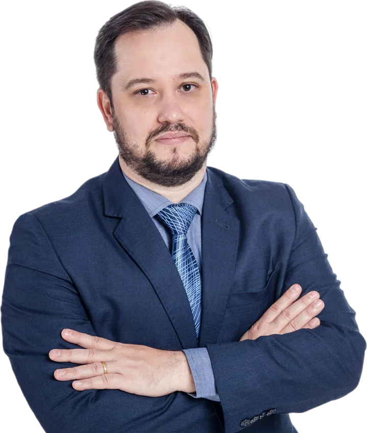 Marcello Aragão de braços cruzados