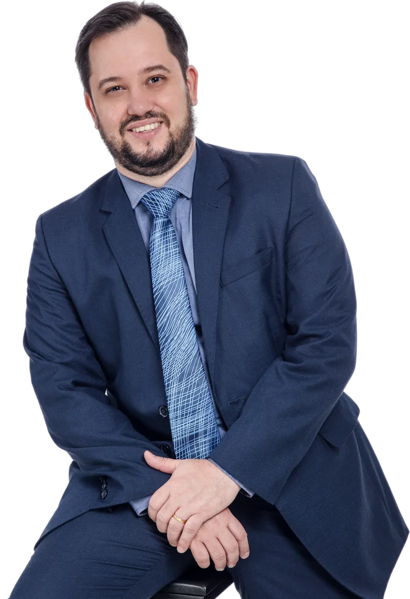 Marcello Aragão, advogado, sentado e sorrindo